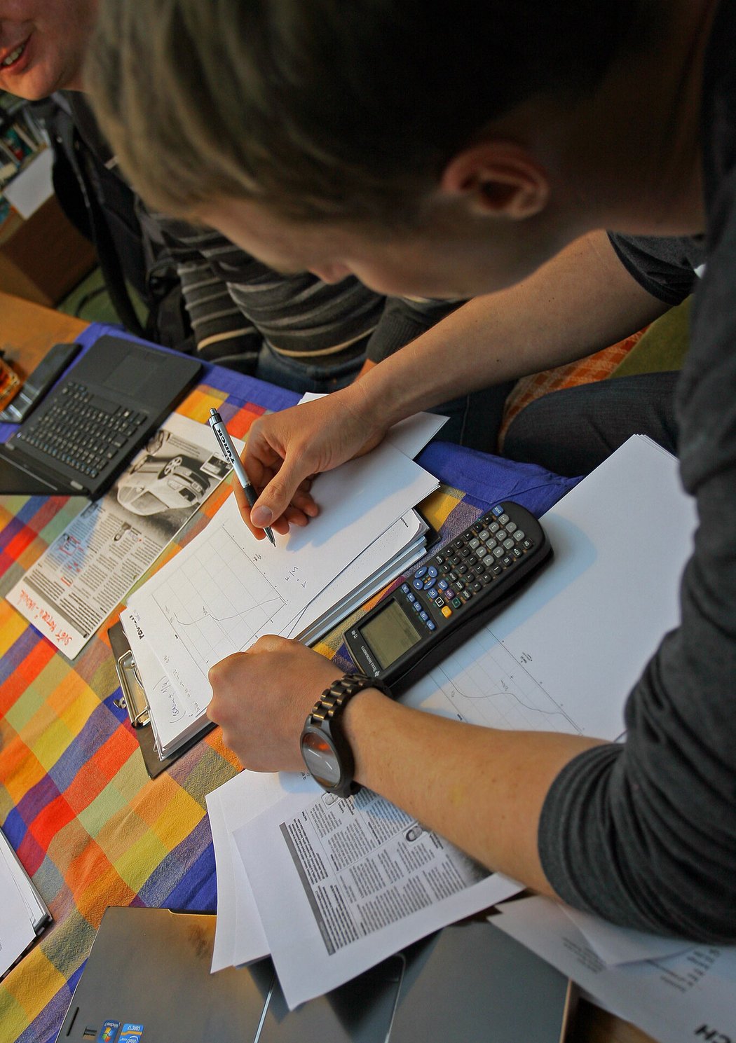 Na snímku na Jilkových usedlosti s vědeckou kalkulačkou a nákresem tahového diagramu.