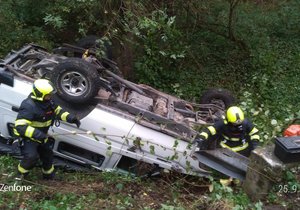 Zadní Kopanina: Osobní auto sjelo do potoka, skončilo na střeše (25. 9. 2020).