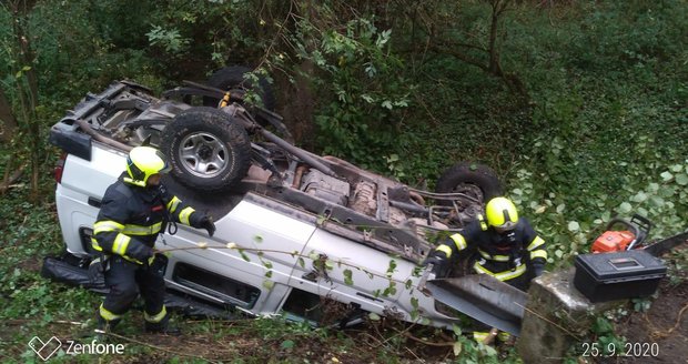 Zadní Kopanina: Osobní auto sjelo do potoka, skončilo na střeše (25. 9. 2020).