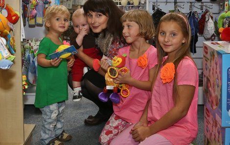 Dětí má herečka víc než dost! Zleva: Zuzanka (2),   Jiříček (4 měsíce), Jana (7) a nejstarší Andrea (11)