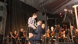 Vem si mě! Martin přerušil koncert filharmoniků a požádal Lucii o ruku! Řekla ano...