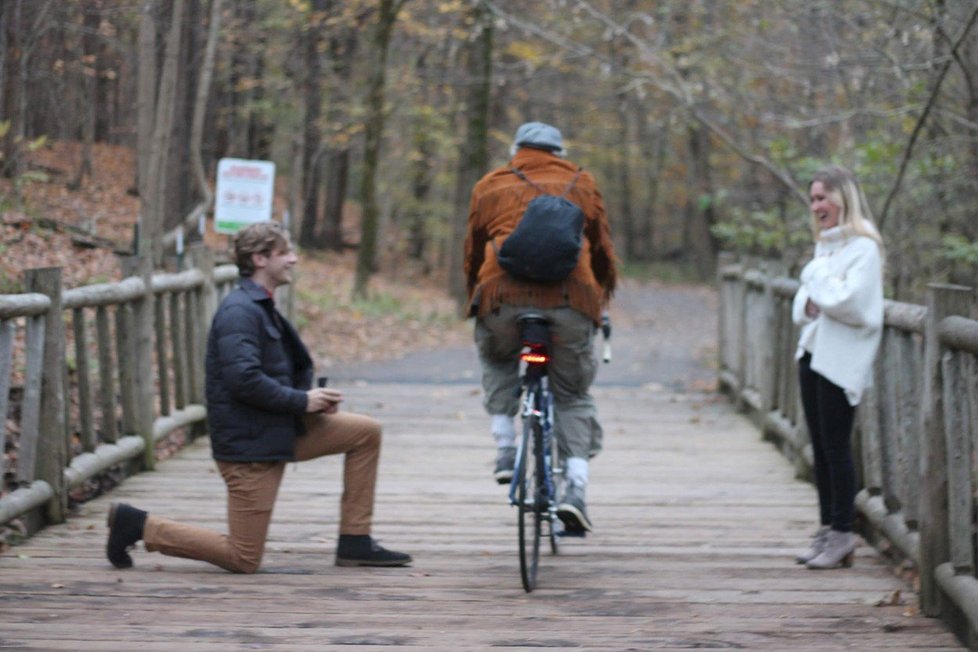 ...když ho přerušil cyklista.