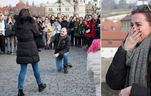 Romantika na Karlově mostě: Muž před davem lidí poklekl a požádal přítelkyni o ruku