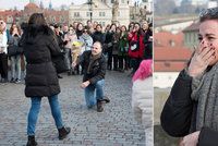 Romantika na Karlově mostě: Muž před davem lidí poklekl a požádal přítelkyni o ruku