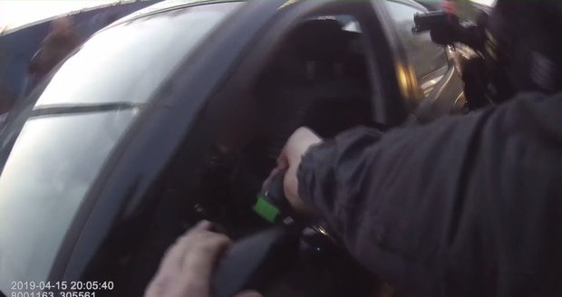 Policisté museli v Holešovicích zpacifikovat drogového dealera, který se zuby nehty bránil zatčení. Nyní mu za jeho činnost hrozí až 10 let ve vězení.