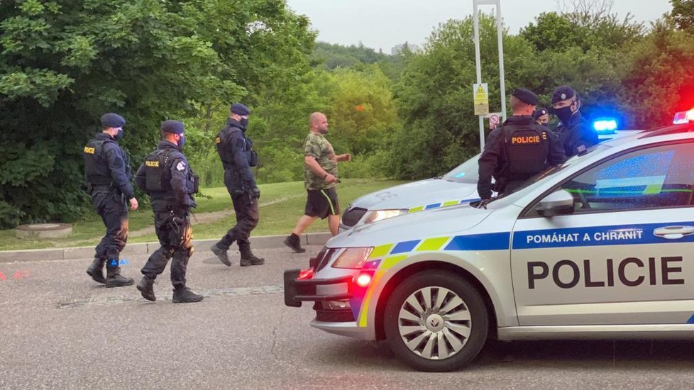 Policisté na Jižní spojce směrem na Barrandov chytili muže v kradeném autě, on sám byl v pátrání, byl pod vlivem alkoholu a měl pozitivní test na drogy.