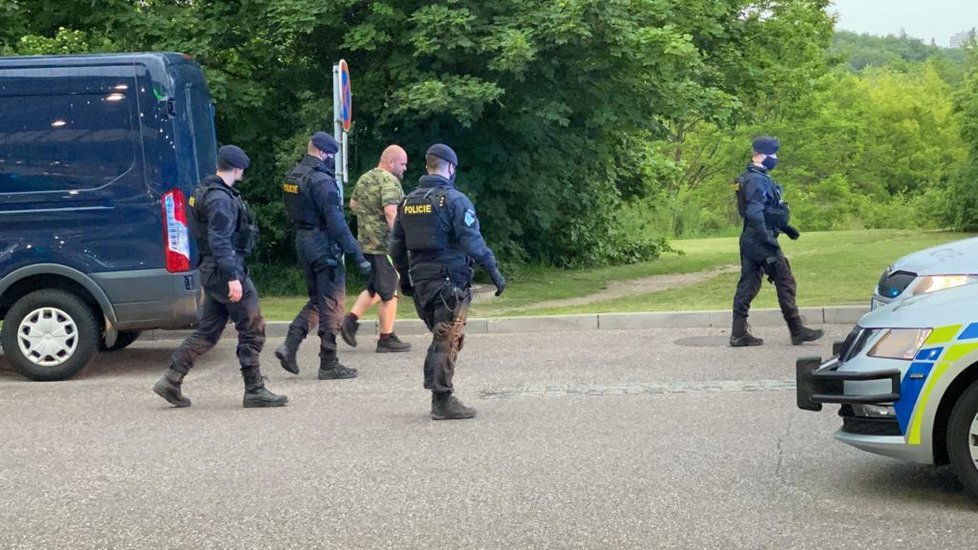 Policisté na Jižní spojce směrem na Barrandov chytili muže v kradeném autě, on sám byl v pátrání, byl pod vlivem alkoholu a měl pozitivní test na drogy.