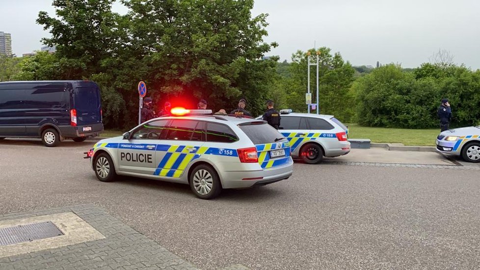 Policisté na Jižní spojce směrem na Barrandov chytili muže v kradeném autě, on sám byl v pátrání, byl pod vlivem alkoholu a měl pozitivní test na drogy.