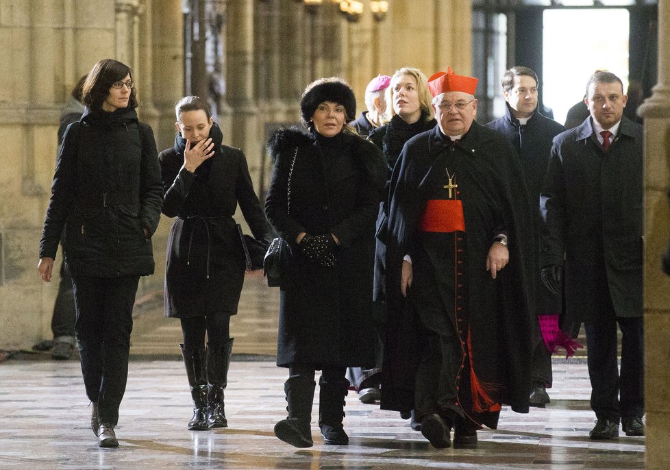 Dominik Duka, Dagmar Havlová a dcera Nina na zádušní mši za Václava Havla (18.12.2016)