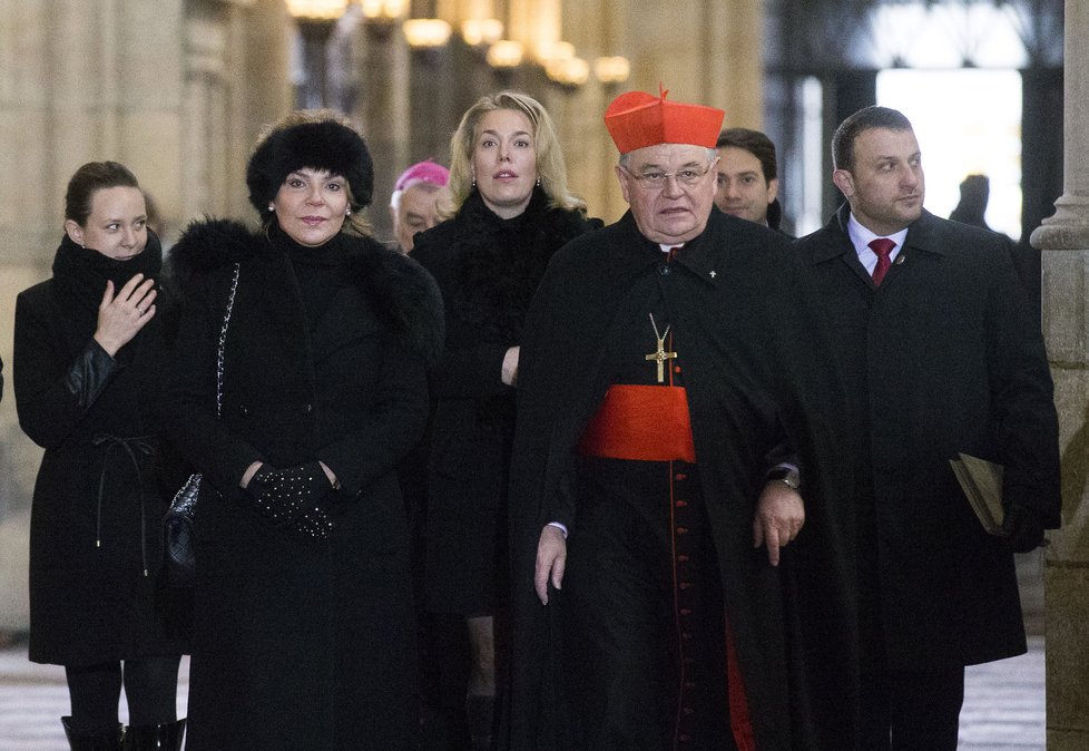 Dominik Duka, Dagmar Havlová a dcera Nina na zádušní mši za Václava Havla (18. 12. 2016)