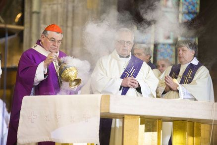 Češi začali trochu víc věřit v Boha. Podle průzkumu je jich 35 procent