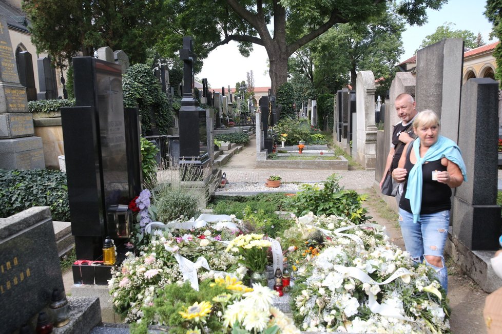 V den nedožitých 76. narozenin Hany Zagorové: Lidé k prázdnému hrobu nosili svíčky a květiny.