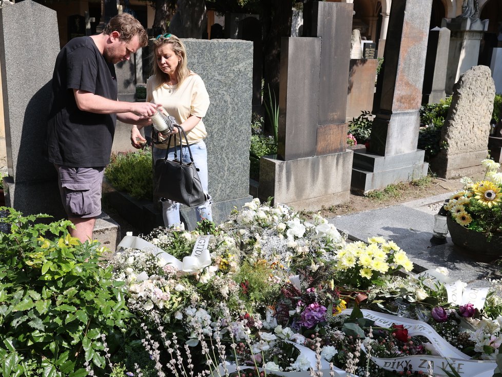 V den nedožitých 76. narozenin Hany Zagorové: Lidé k prázdnému hrobu nosili svíčky a květiny.