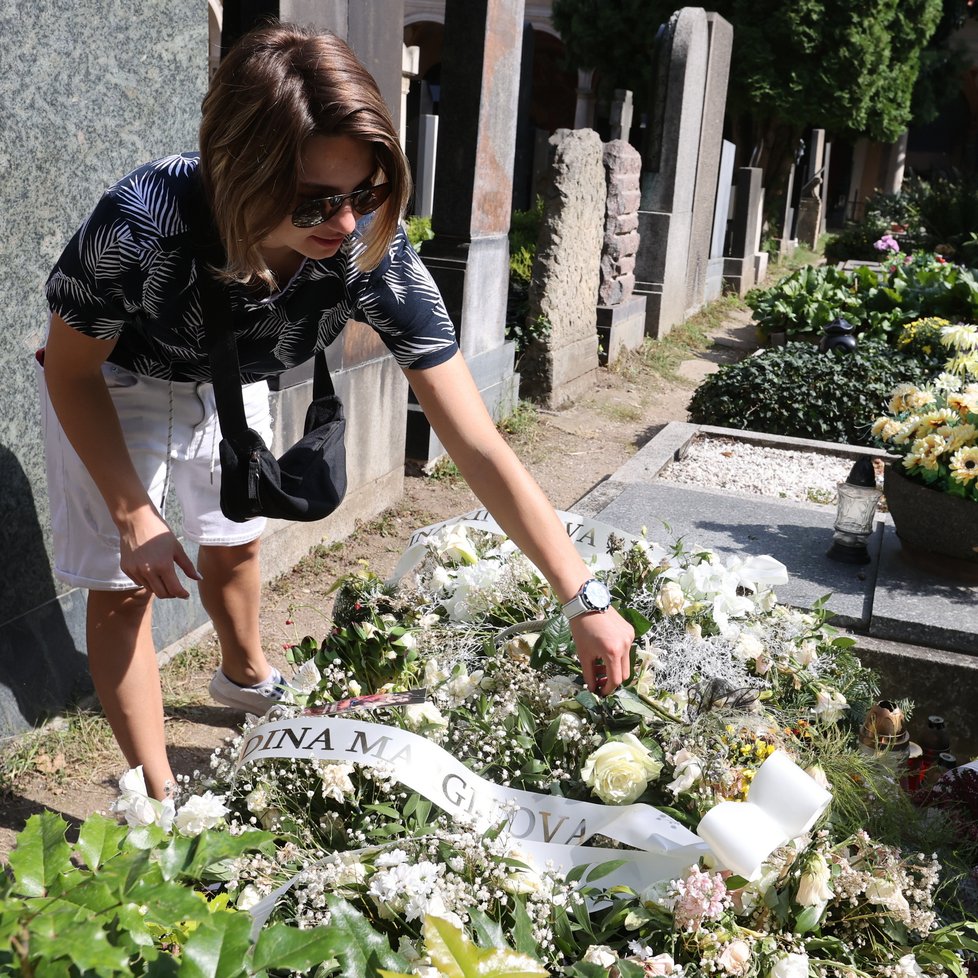 V den nedožitých 76. narozeniny Hany Zagorové: Lidé k prázdnému hrobu nosili svíčky a květiny.