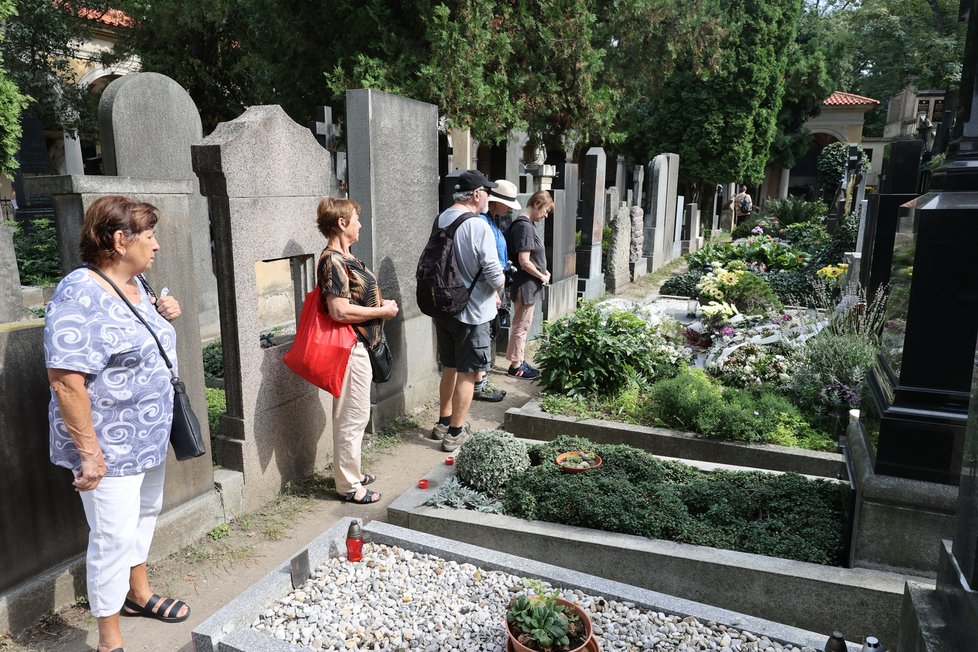 V den nedožitých 76. narozenin Hany Zagorové: Lidé k prázdnému hrobu nosili svíčky a květiny.