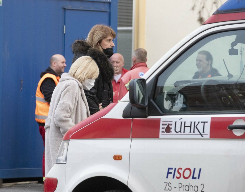 Hana Zagorová s osobní asistentkou v nemocnici na Karlově náměstí.