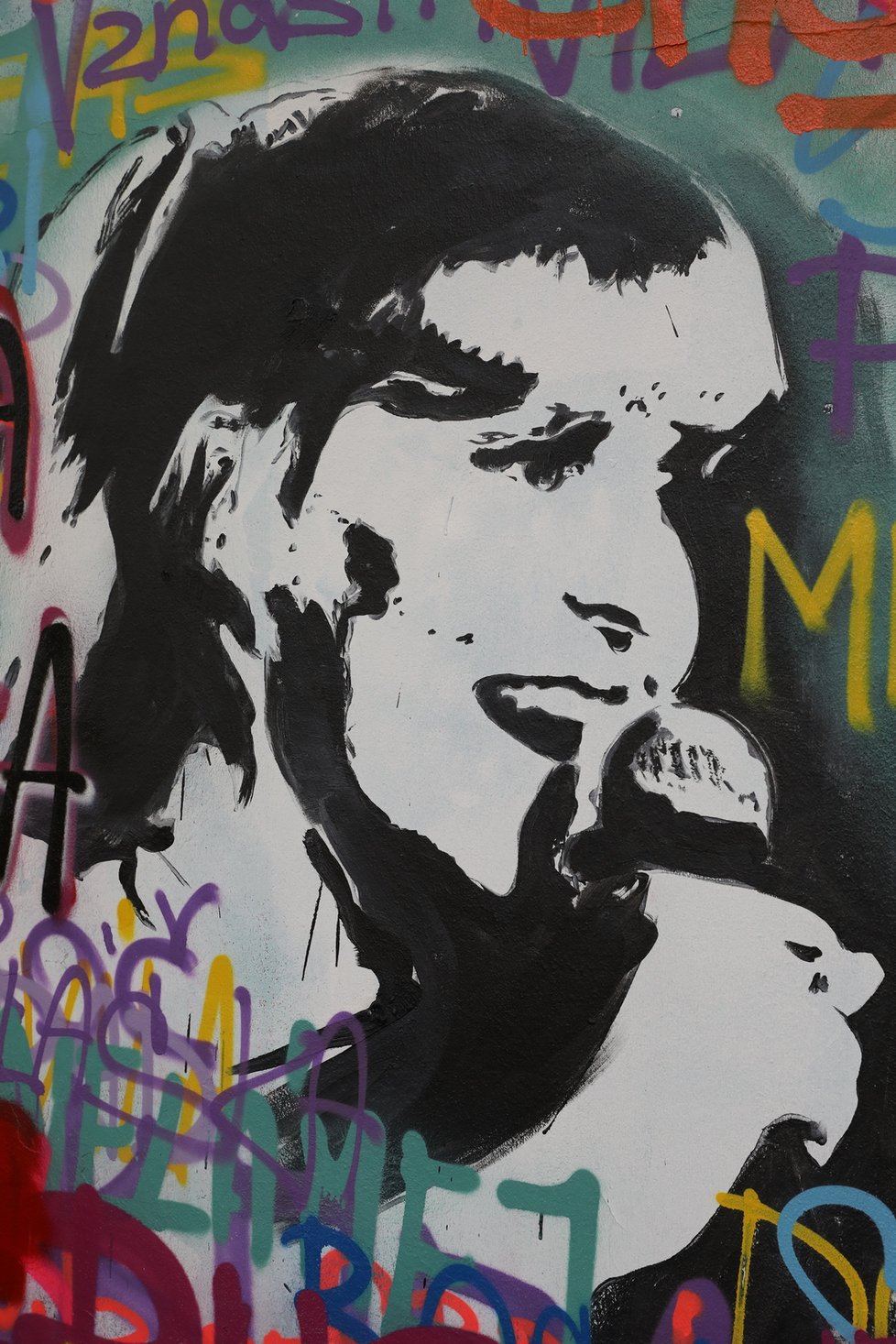 Pocta Haně Zagorové na Lennonově zdi na pražské Kampě.