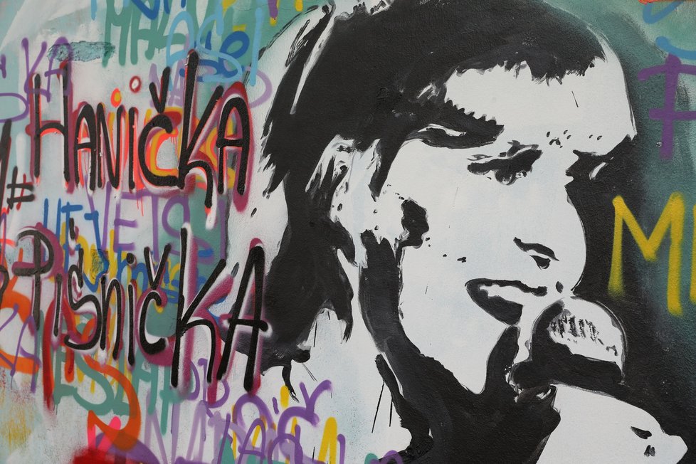 Pocta Haně Zagorové na Lennonově zdi na pražské Kampě.
