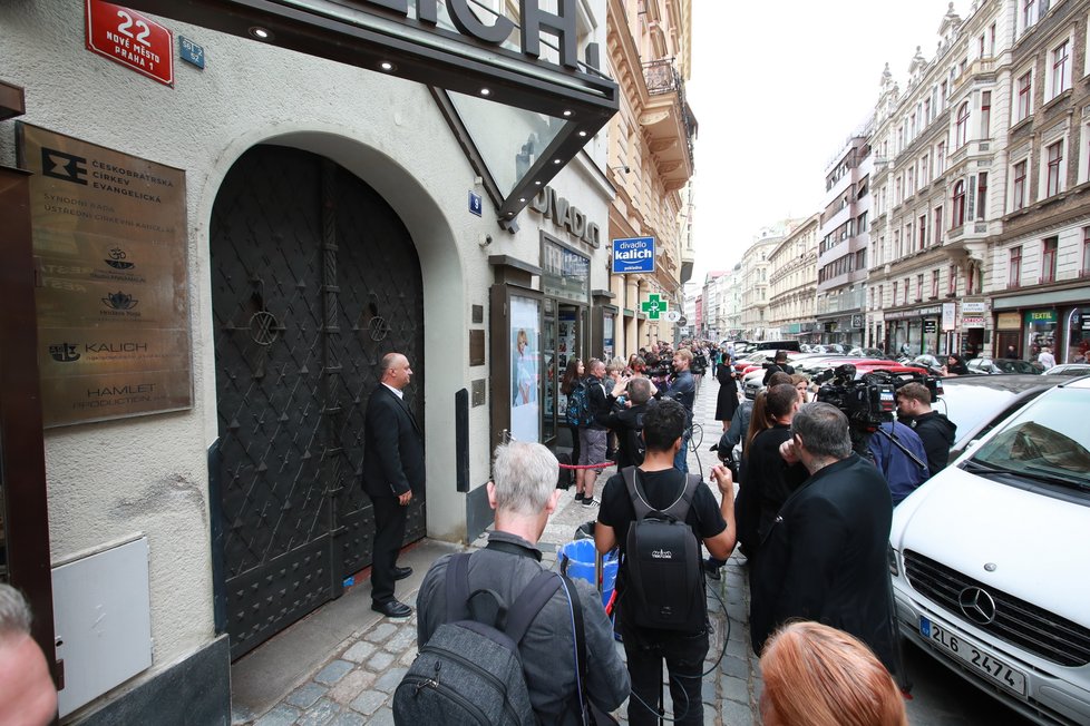 Veřejná pieta za Hanu Zagorovou: před divadlem se tvoří fronty