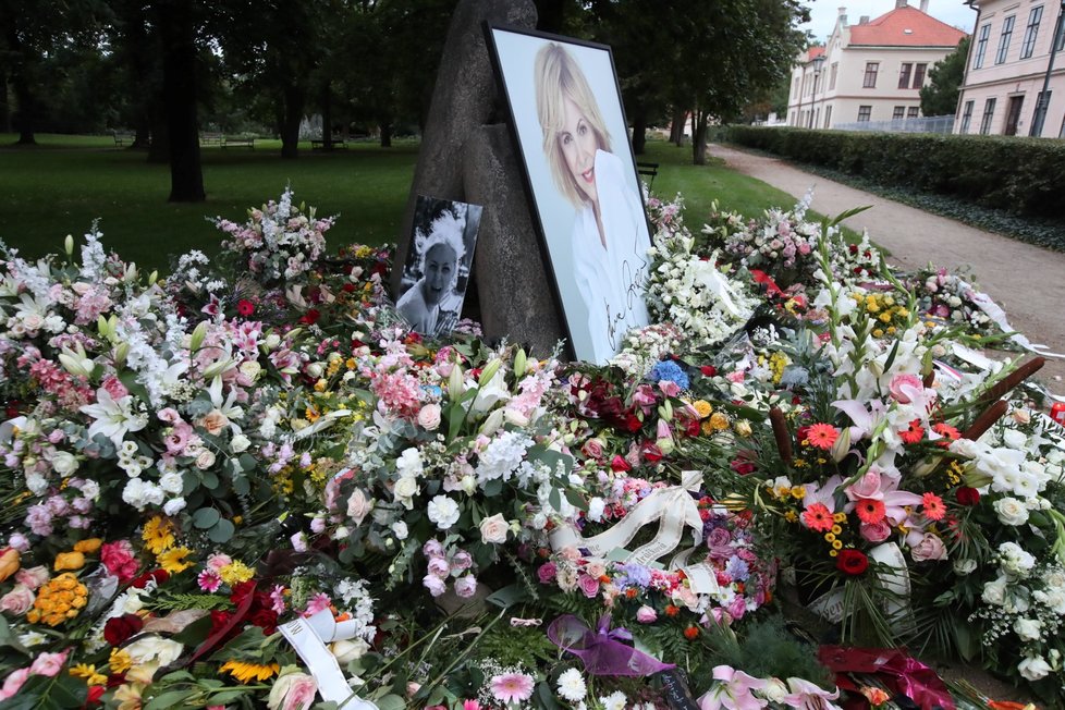 Pietní místo vzniklo na Vyšehradě u vstupu na hřbitov