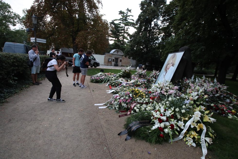 Pietní místo vzniklo na Vyšehradě u vstupu na hřbitov