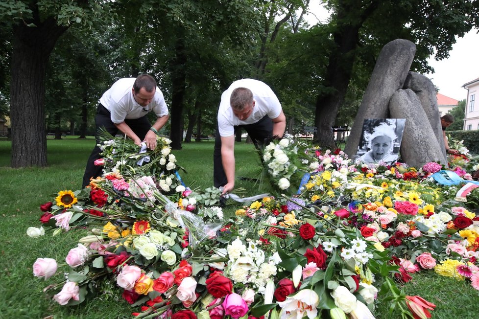 Na Vyšehrad byly převezeny věnce i květiny