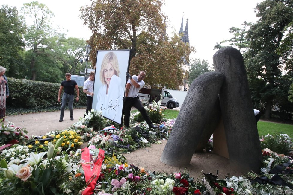 Na Vyšehrad byly převezeny věnce i květiny