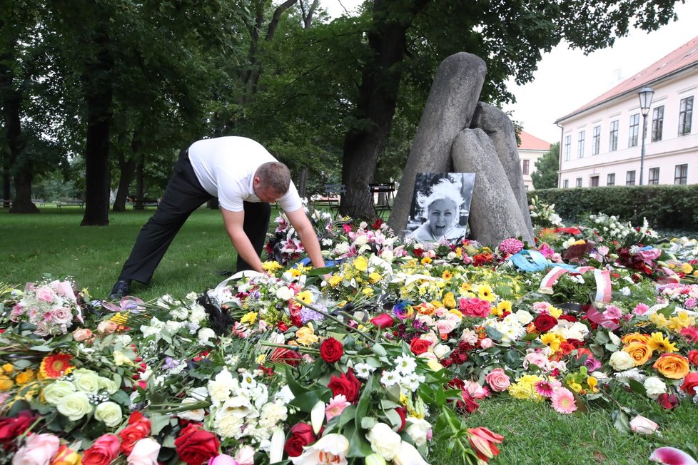 Na Vyšehrad byly převezeny věnce i květiny