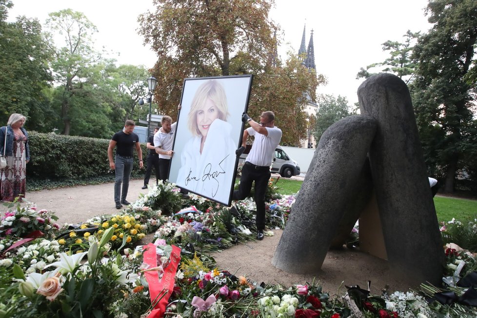 Na Vyšehrad byly převezeny věnce i květiny