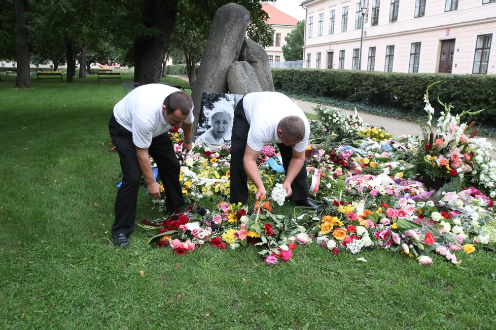 Na Vyšehrad byly převezeny věnce i květiny.