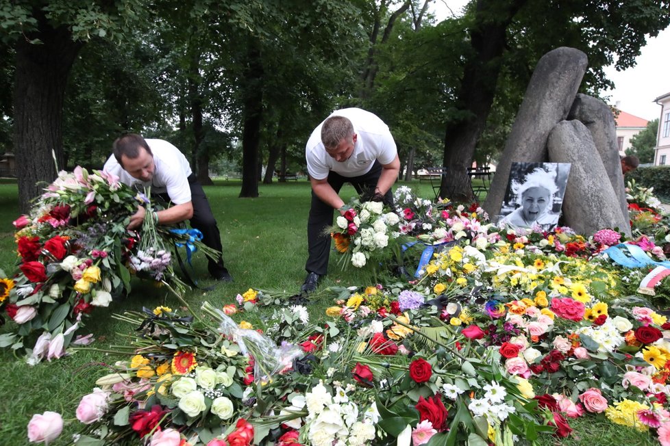 Na Vyšehrad byly převezeny věnce i květiny