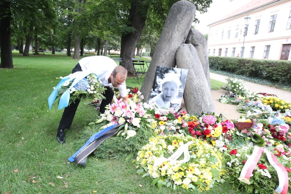 Na Vyšehrad byly převezeny věnce i květiny.