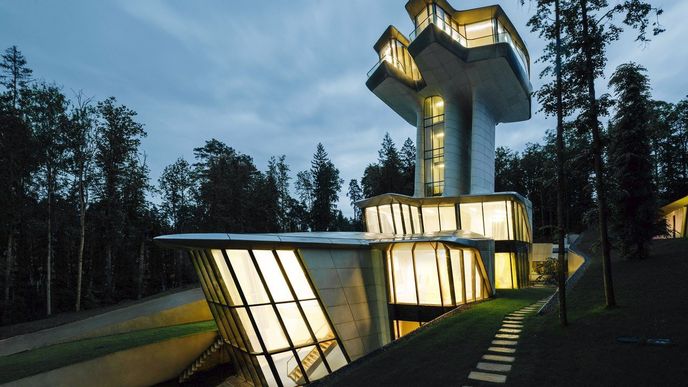 Jeden z posledních projektů architektky Zahy Hadid dokončili nedaleko Moskvy. Budova připomínající kosmickou loď vyšla téměř na tři miliardy korun.