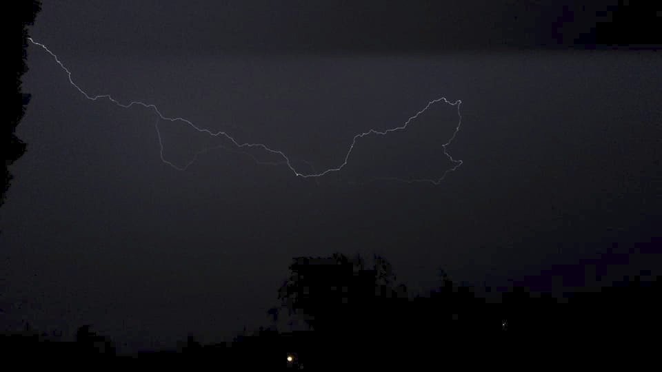 12. 8. 2019: Bouřka focená ze Zahořan u Mníšku pod Brdy.