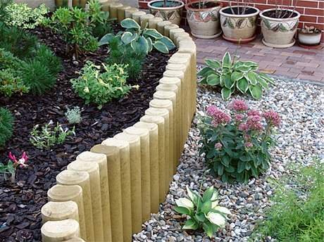Máte svažitou zahradu? Terénní předěly můžete vyřešit betonovou palisádou. I ta se vyrábí v bezpočtu barevných kombinací a tvarů