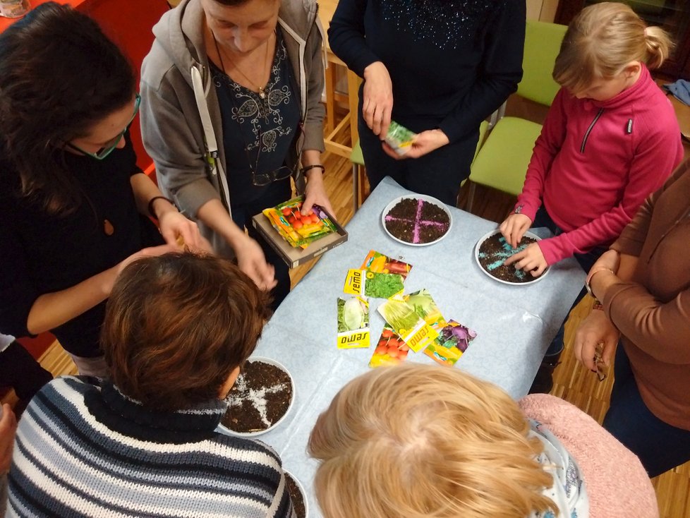 Dříve měla jen balkón, nyní už má chalupu a velkou zahradu, a také se stará o zahradu na Lipce (školské zařízení pro environmentální vzdělávání), kde pracuje.