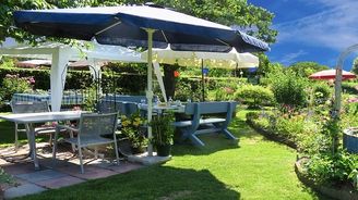 Co nesmí na vaší zahradě chybě? Party stan, pivní set a zahradní gril!
