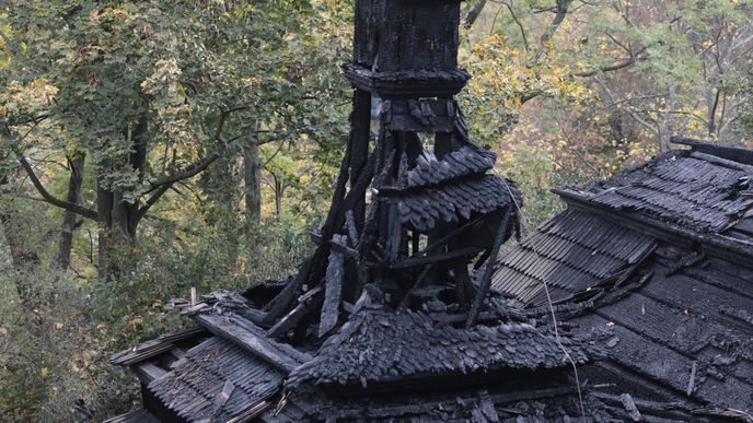 V zahradě Kinských na Smíchově vyhořel dřevěný kostel sv. Michaela (foto ze dne 29. 10. 2020).