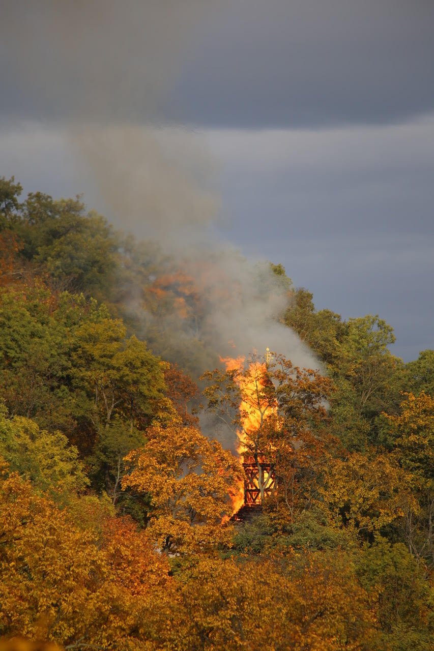 V zahradě Kinských na Smíchově hoří dřevěný kostel sv. Michala. (28. 10. 2020)