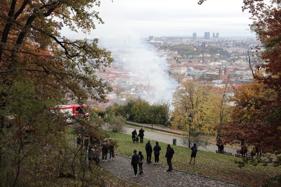 V zahradě Kinských na Smíchově vyhořel dřevěný kostel sv. Michala. (28. 10. 2020)