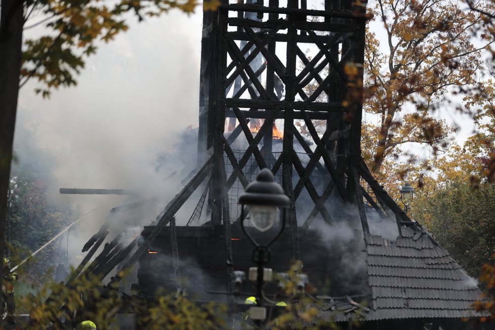 V zahradě Kinských na Smíchově shořel dřevěný kostel sv. Michala. (28. 10. 2020)