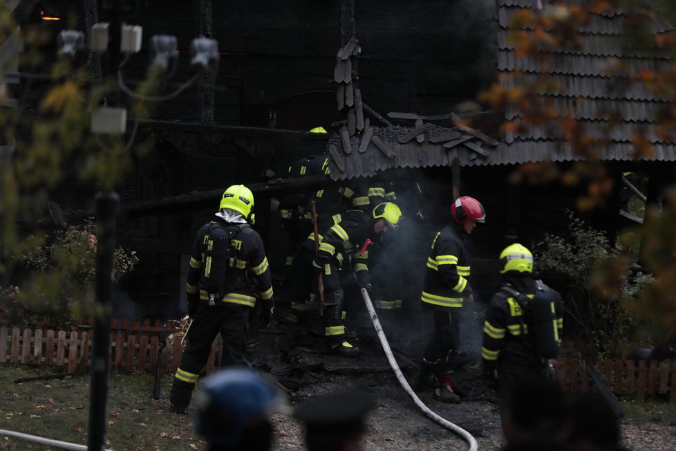 V zahradě Kinských na Smíchově shořel dřevěný kostel sv. Michala. (28. 10. 2020)