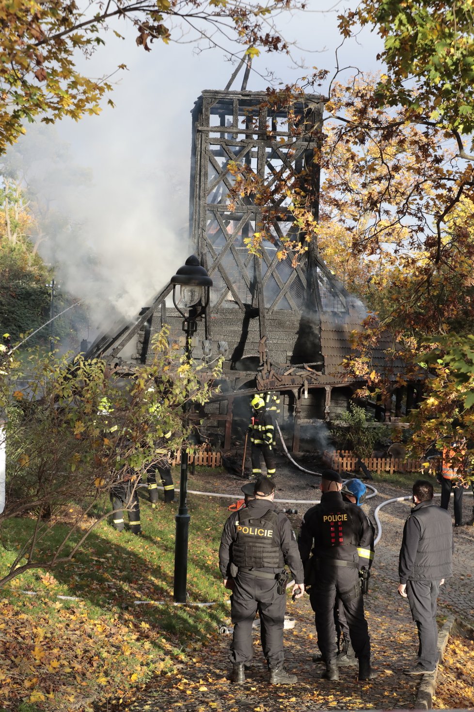 V zahradě Kinských na Smíchově vyhořel dřevěný kostel sv. Michala. (28. 10. 2020)