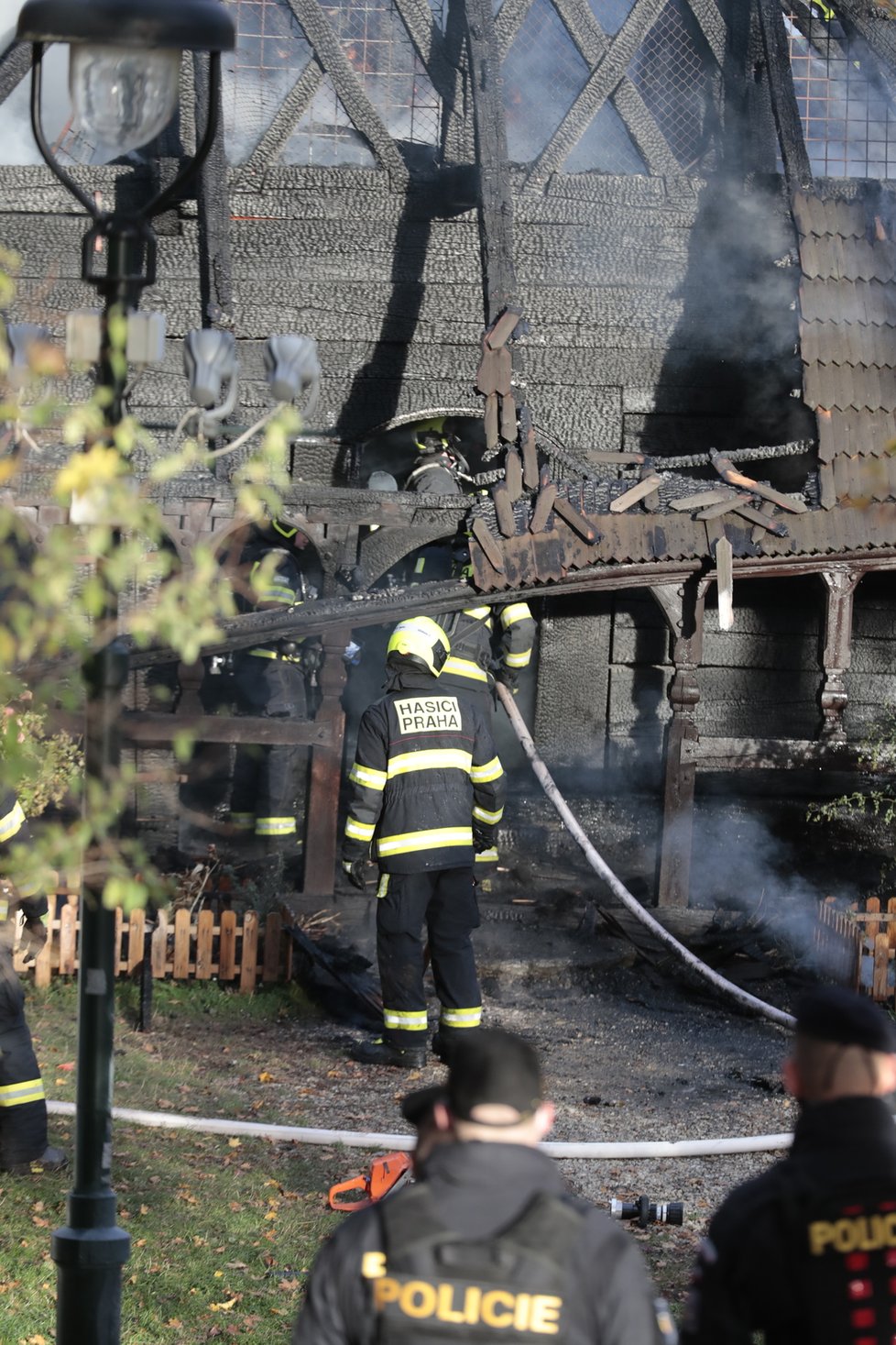 V zahradě Kinských na Smíchově shořel dřevěný kostel sv. Michala (28. 10. 2020).