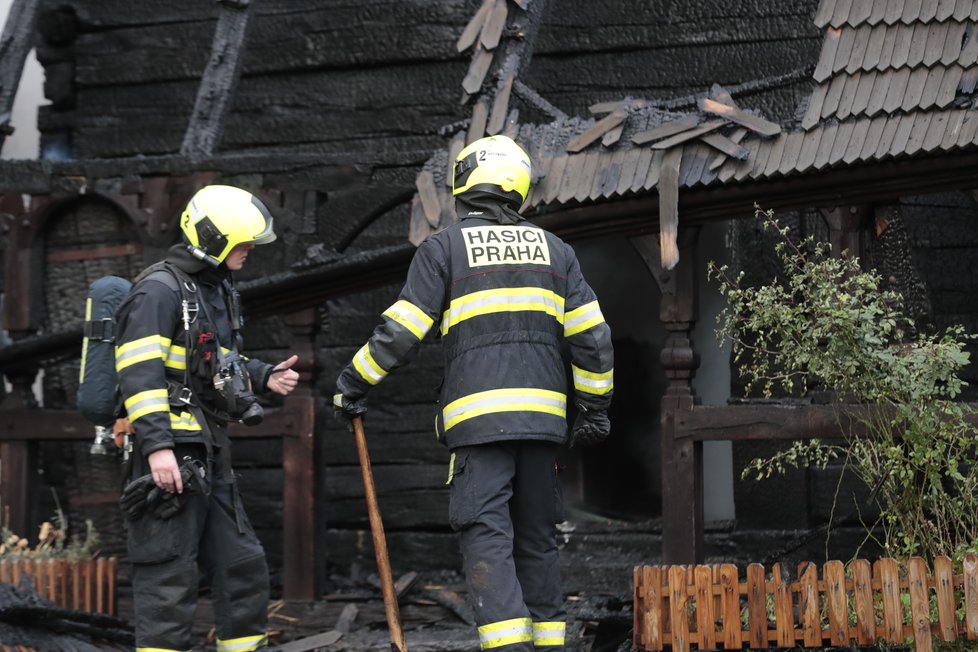 V zahradě Kinských na Smíchově vyhořel dřevěný kostel sv. Michala. (28. 10. 2020)