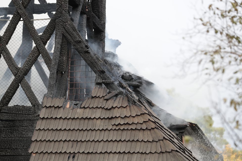 V zahradě Kinských na Smíchově shořel dřevěný kostel sv. Michaela (28. 10. 2020).