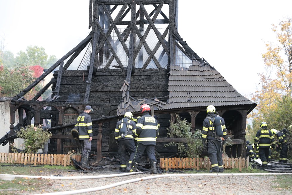 V zahradě Kinských na Smíchově vyhořel dřevěný kostel sv. Michala. (28. 10. 2020)