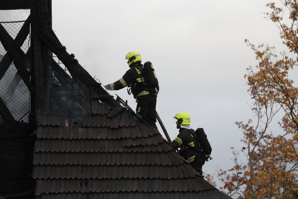 V zahradě Kinských na Smíchově shořel dřevěný kostel sv. Michala (28. 10. 2020).