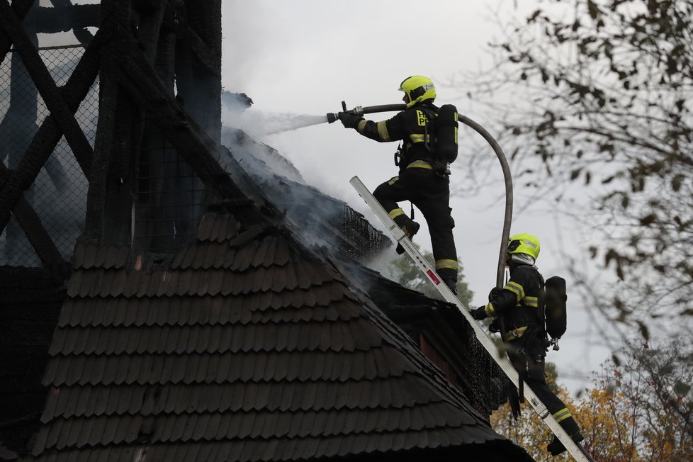 V zahradě Kinských na Smíchově shořel dřevěný kostel sv. Michala. (28. 10. 2020)