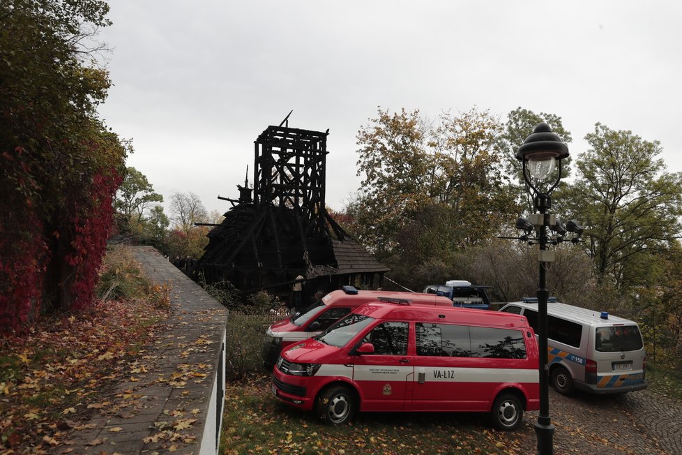 V zahradě Kinských na Smíchově vyhořel dřevěný kostel sv. Michaela (foto ze dne 29. 10. 2020).